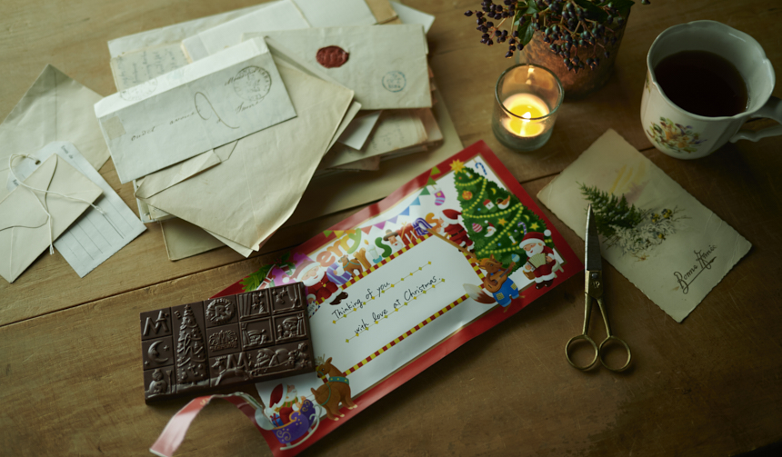 ポストにそのまま投函できる、チョコレート製のクリスマスカード